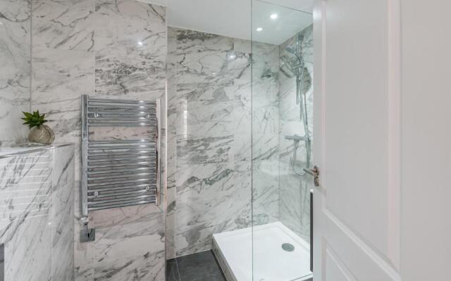 The Carlyle - Elegant Serviced Apartments