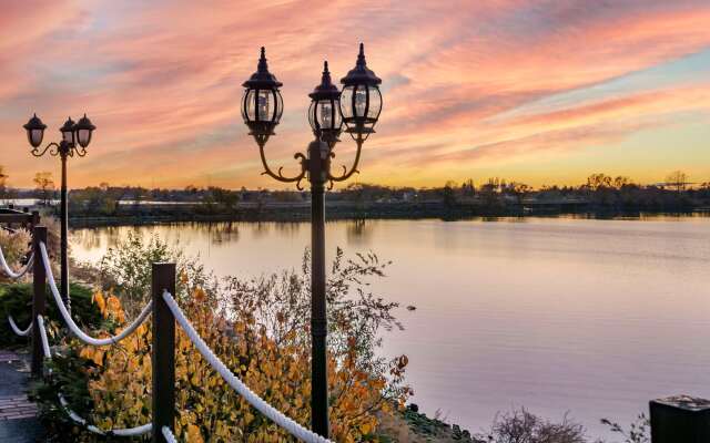 Best Western Plus Lake Front Hotel