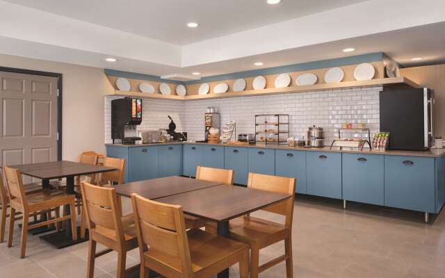 Country Inn & Suites by Radisson, Detroit Lakes, MN