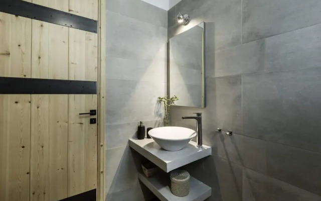 Atmospheric Apartment Near Acropolis by Cloudkeys