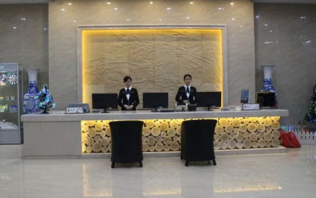Haikou Xiangzhanglin Style Theme Hotel (Jinniuling Park Haiken Middle School)