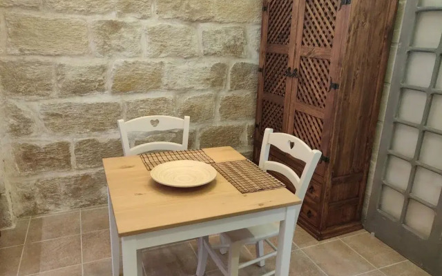 "Romantic Small Townhouse In The Three Cities"