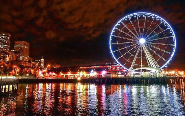 Phinneywood Bungalow - Two Bedroom Home with Fireplace