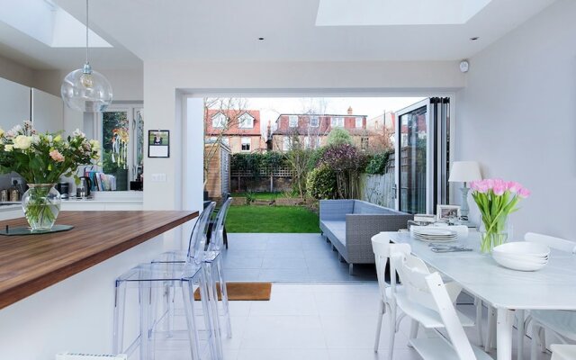 Stunning 5br Family Friendly Home in Barnes