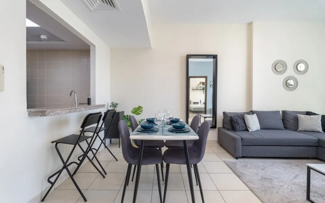 Refined 1BR Retreat in The Point Tower - Marina