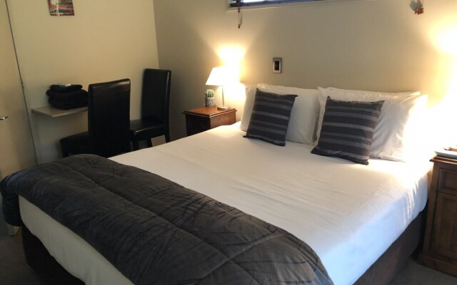 Lake Brunner Longhouse – Guest Rooms – Moana