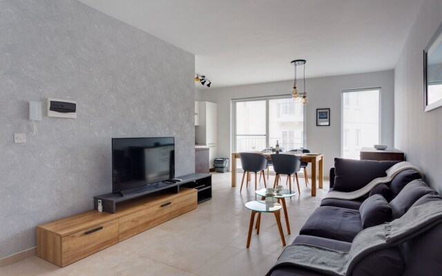 Brand New Designer Finished Apartment, Central Location