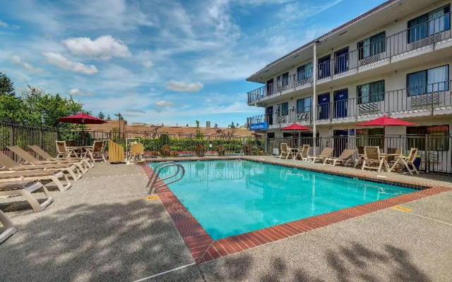 Motel 6 North Kirkland