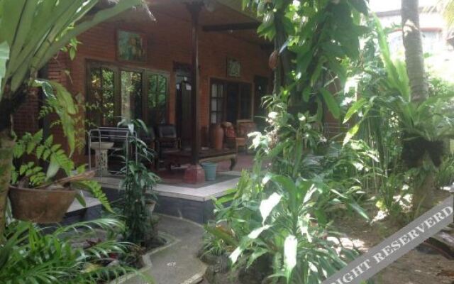 Nyoman Astana bungaloWs