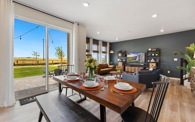 New Build W/ Great Backyard & Lake Access!