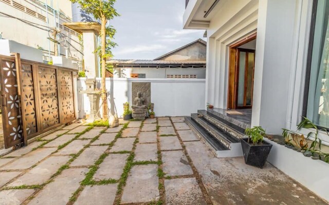 Central Modern Private Villa by La San
