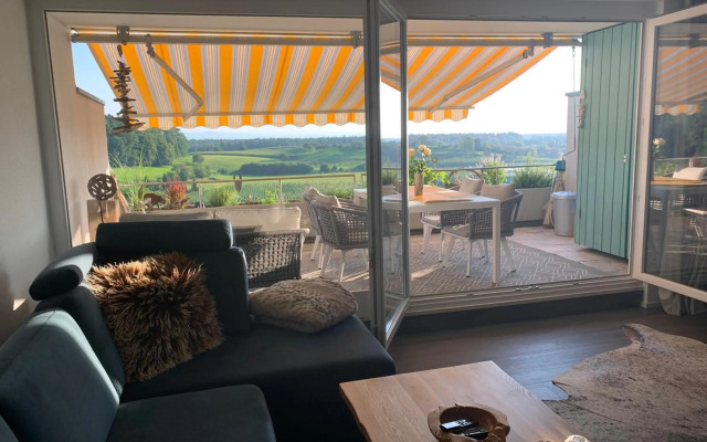 Hochwertige Sonneninsel mit Aussicht