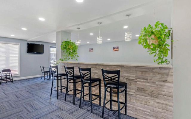 Suburban Studios Verona - Staunton North