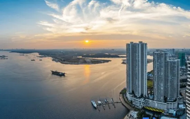 Deluxe 3 Bed 3 Bath Apartment