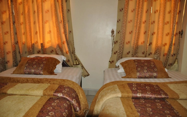 Rich Hotel