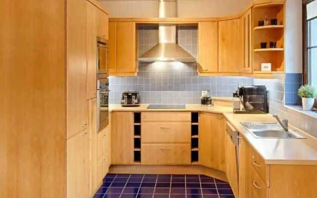 Spacious Apartment With Easy Connectivity