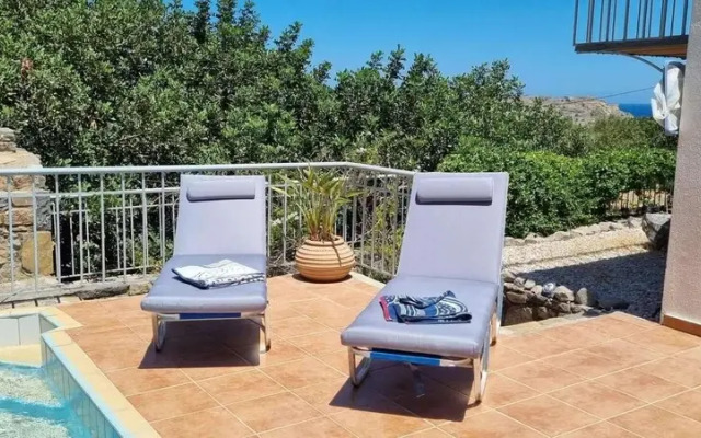Plaka-sleeps4-parking-pool-hottub-seaviews