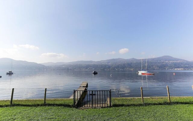 Contemporary Lakeside Villa Enjoying Direct Lake Access, Wifi, BBQ, Near Restaurant and Shop