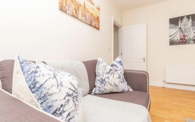 Modern Two Bedroom Apartment in Hammersmith - 203a, London