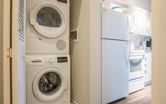 1 BR & 2 BR Apt in Central Business District by Frontdesk