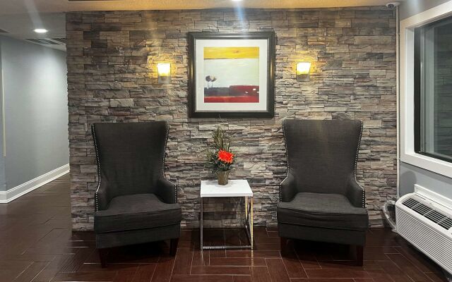 Days Inn & Suites by Wyndham Norton Shores/Muskegon