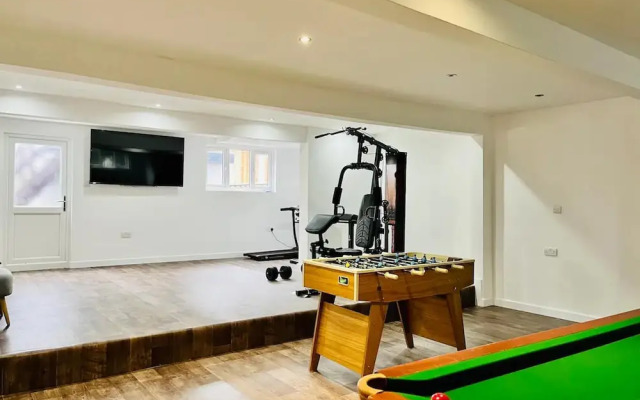 Large Riverside House in Wraysbury, Staines