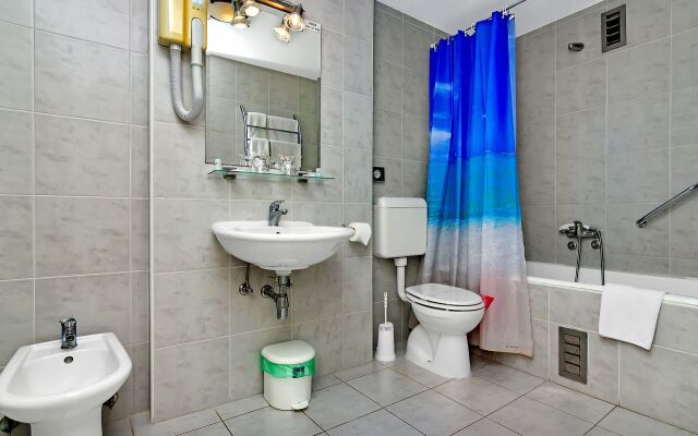 Room Ana - 5 m from beach: R11-24 Cove Pokrivenik, Island Hvar