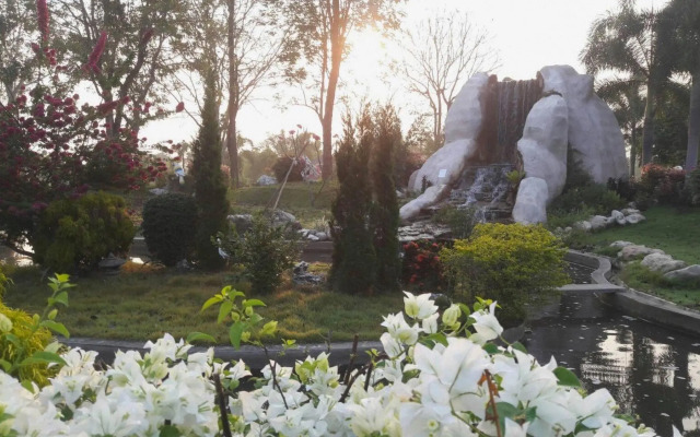 Tanaosri & Creekside Resort