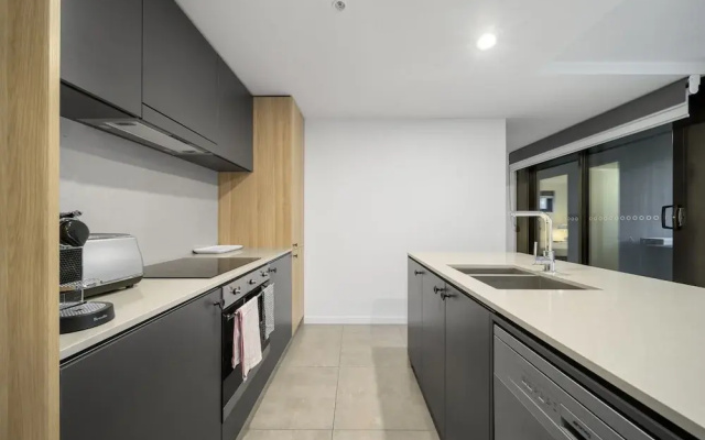 Chic Inner-city 2-bed Abode With Pool, Gym & Sauna