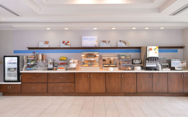 Holiday Inn Express & Suites Parkersburg-Mineral Wells by IHG