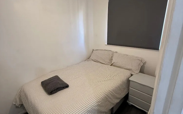 Close London City Airport- Petok - Free Parking