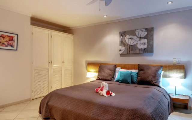 Oceanfront Deluxe Apartment Blue Marlin at Den Laman