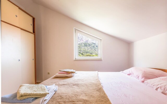 Amazing Apartment in Makarska With 5 Bedrooms and Wifi