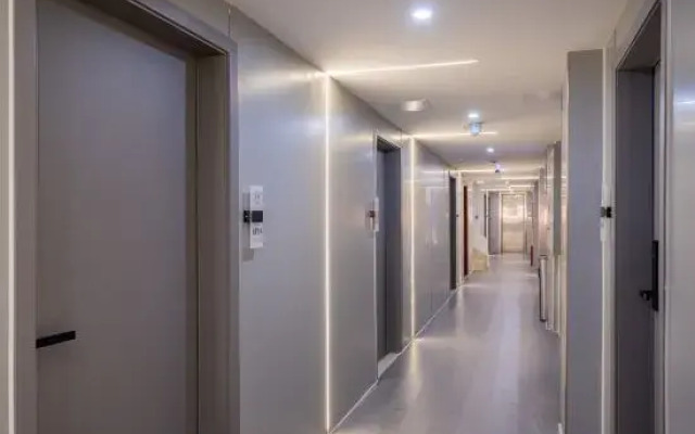Baifeng Hotel (Pazhou Exhibition Datang Subway Station)