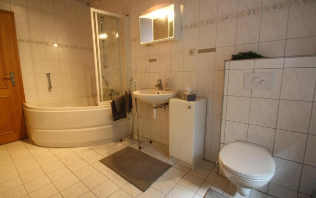 Semi detached house, Glave