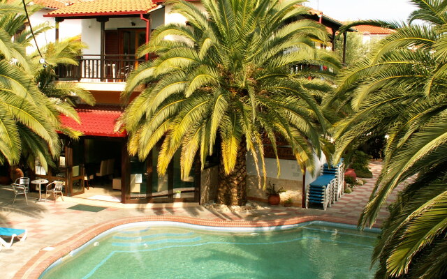 Pella House Studios & Apartments