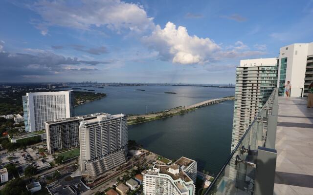 King Bed Full Service Apt