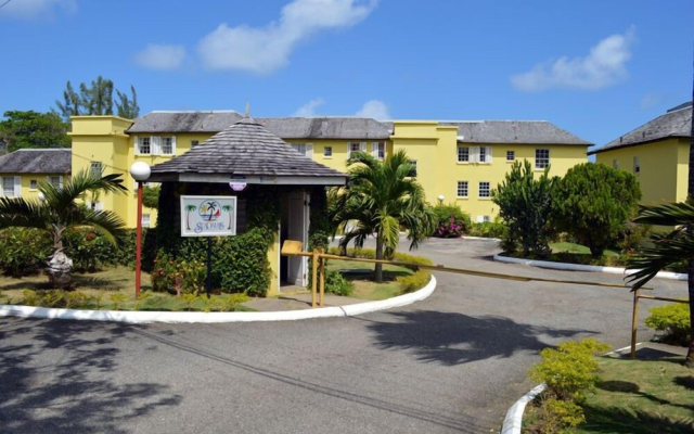 Coconuts Seafront 2BR, Ocho Rios