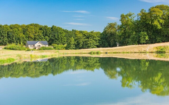 Five-star lodge set in stunning grounds with hot tub and lake views