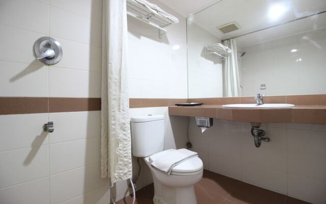RedDoorz Premium @ Slamet Riyadi 2