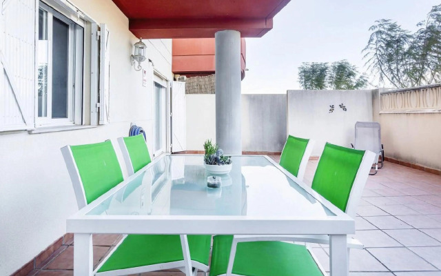 Apartamento con terraza y piscina
