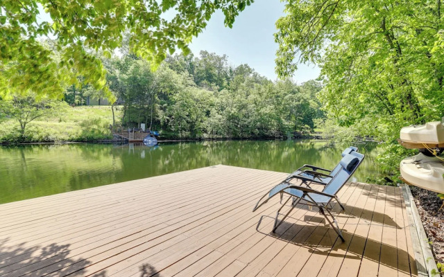 The Bella Vista Lakeside Treehouse: Dock & Kayaks!