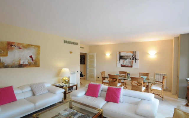 Luxury Apartment with Swimming Pool