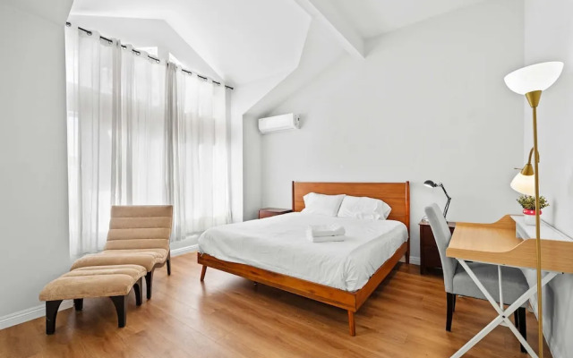 Spacious Retreat Near Iconic LA Sights