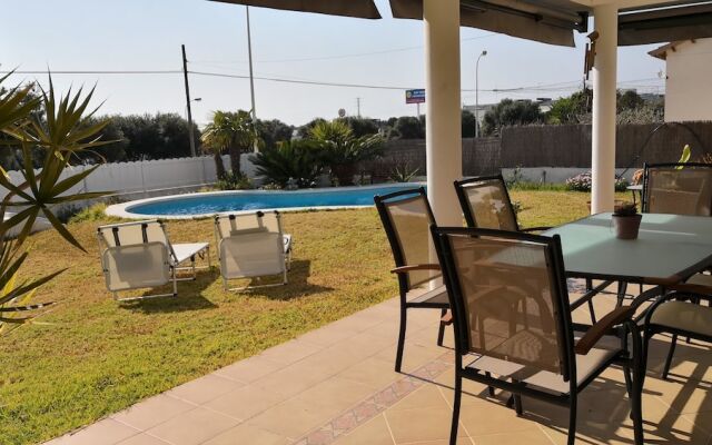 Villa familiar buhardilla piscina y BBQ