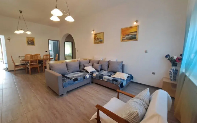 Spacious Urban Retreat Apartment With Terrace