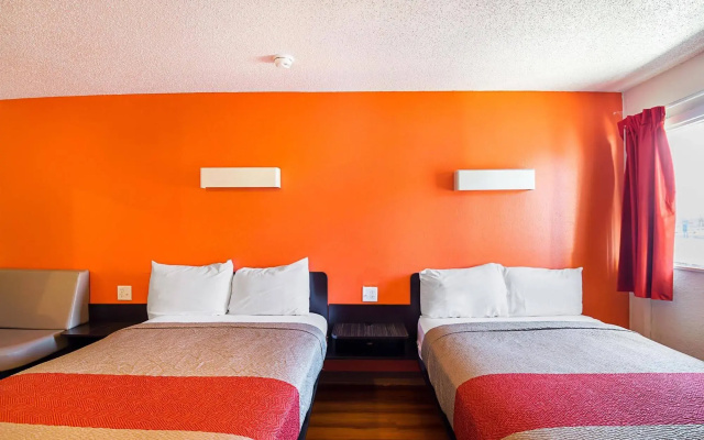 Motel 6-Blue Springs, MO