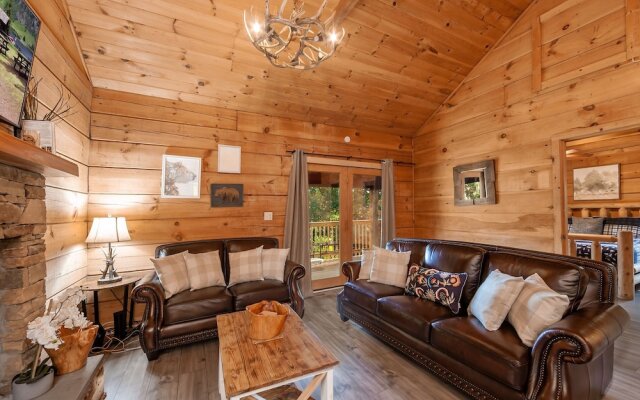 Pappy's Peak 2 Bedroom Cabin by RedAwning