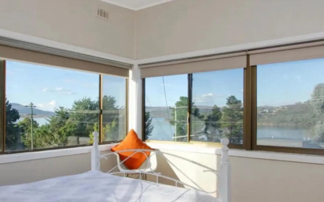 3 Bedroom Lakeview Cottage with Drying/Bike Room – Guest Rooms – Jindabyne