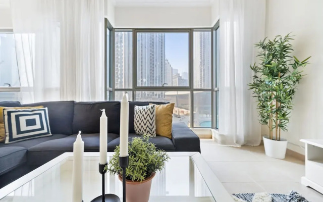 Monty - Stylish Apartment with Partial Burj Khalifa View